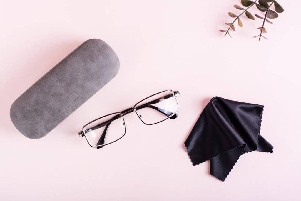 Óticas New Vision | Delivery de Lentes e Óculos em Natal - RN - Encontre lentes de contato, óculos e acessórios na Óticas New Vision. Delivery grátis na Grande Natal. Qualidade, tradição e atendimento especializado! capa e lenço