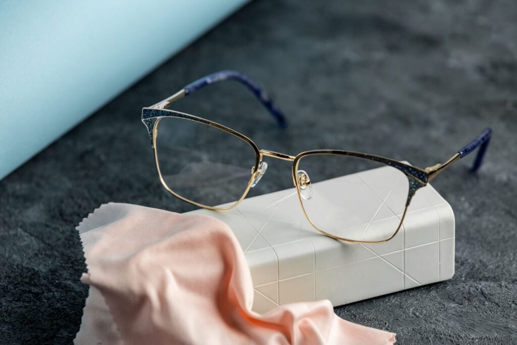Óticas New Vision | Delivery de Lentes e Óculos em Natal - RN - Encontre lentes de contato, óculos e acessórios na Óticas New Vision. Delivery grátis na Grande Natal. Qualidade, tradição e atendimento especializado! capa e lenço