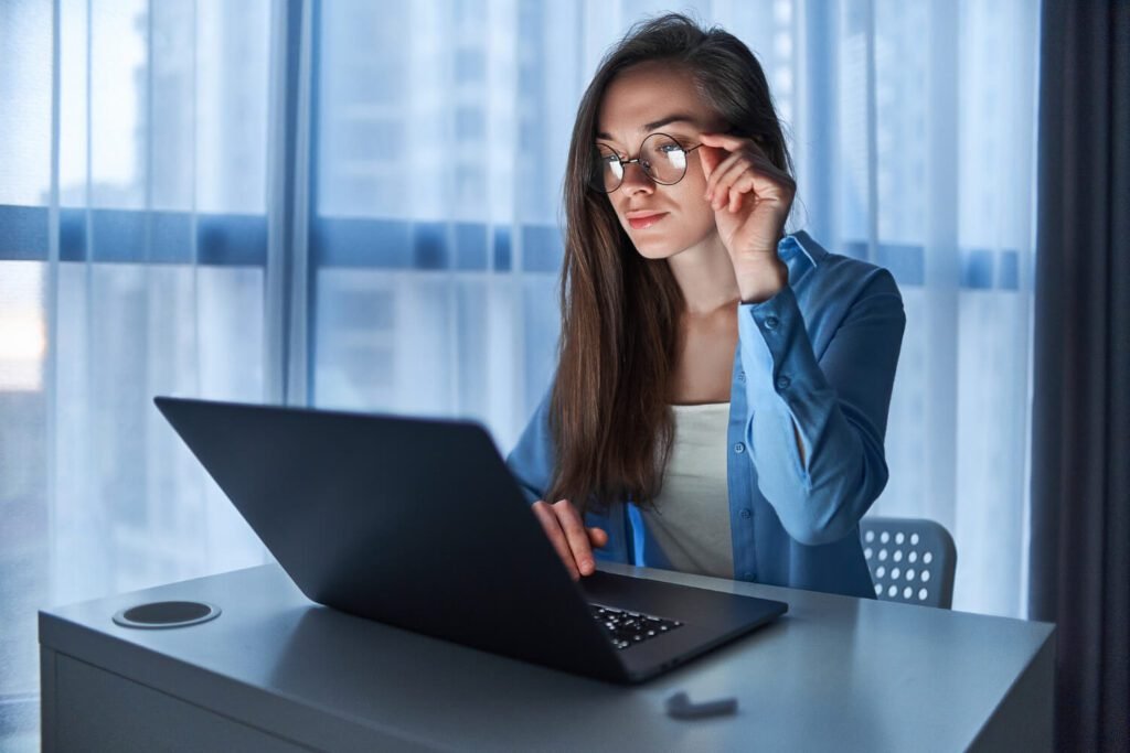 Óticas New Vision | Delivery de Lentes e Óculos em Natal - RN - Encontre lentes de contato, óculos e acessórios na Óticas New Vision. Delivery grátis na Grande Natal. Qualidade, tradição e atendimento especializado! Luz Azul